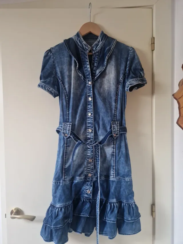 Vestido tejano azul con espalda abierta y volantes