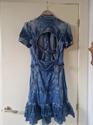 Vestido tejano azul con espalda abierta y volantes