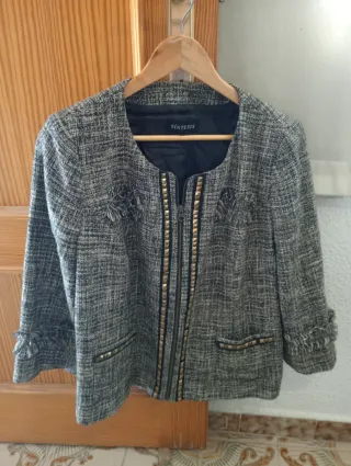 Traje chaqueta y falda.