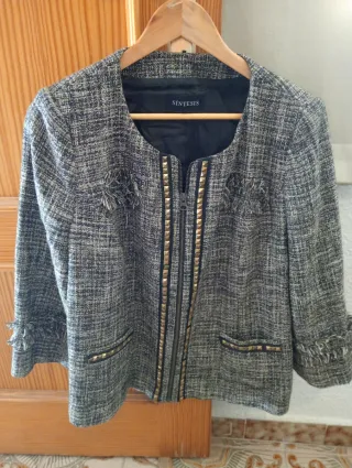 Traje chaqueta y falda.