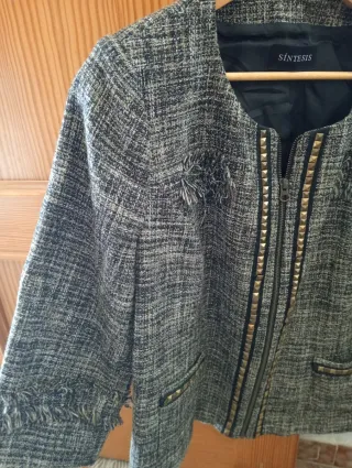 Traje chaqueta y falda.