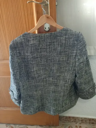 Traje chaqueta y falda.