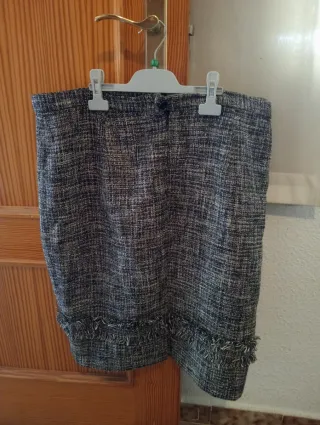 Traje chaqueta y falda.