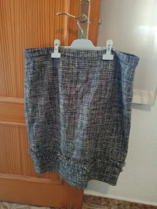 Traje chaqueta y falda.