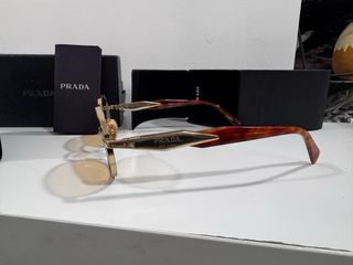 Gafas de sol Prada doradas y naranjas