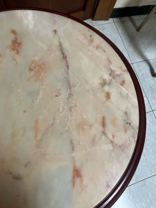 Mesa redonda de mármol y madera