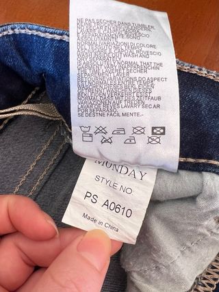 Jeans Monday taglia S con applicazioni
