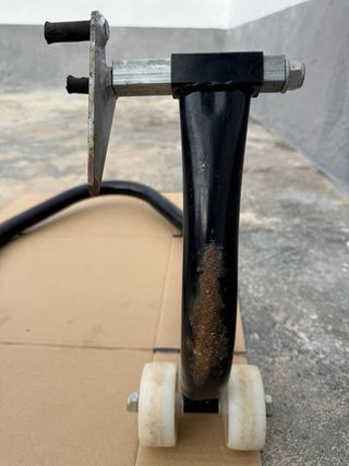 Caballete delantero moto negro