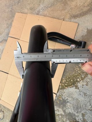 Caballete delantero moto negro