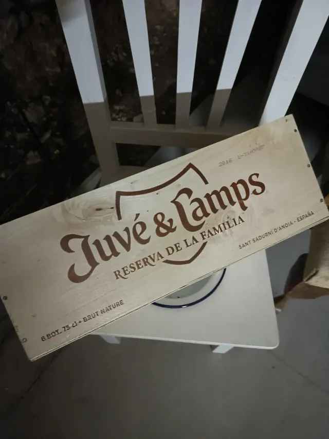 Caja Madera Juvé & Camps Reserva Familia