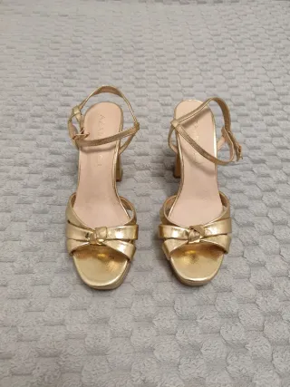 Tacones dorados de piel Azarey
