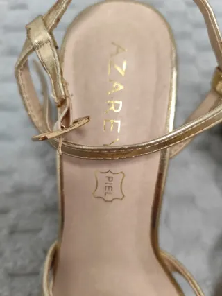 Tacones dorados de piel Azarey