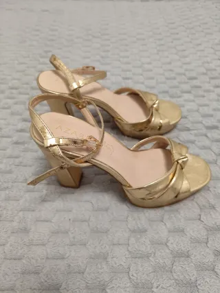 Tacones dorados de piel Azarey