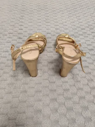 Tacones dorados de piel Azarey