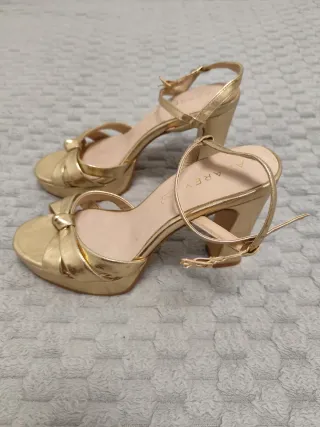 Tacones dorados de piel Azarey