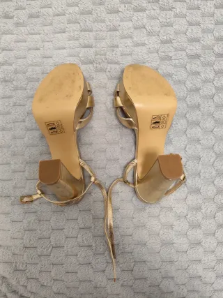 Tacones dorados de piel Azarey