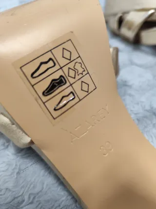 Tacones dorados de piel Azarey