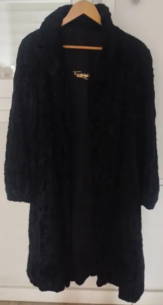 Abrigo piel natural vintage de color negro – 160 €