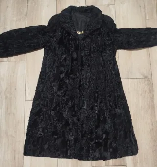 Abrigo piel natural vintage de color negro – 160 €