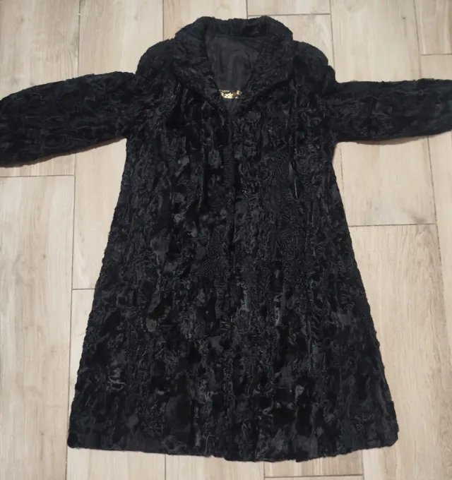 Abrigo piel natural vintage de color negro – 160 €