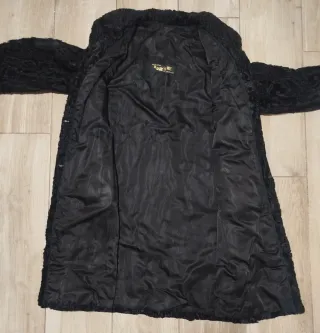 Abrigo piel natural vintage de color negro – 160 €