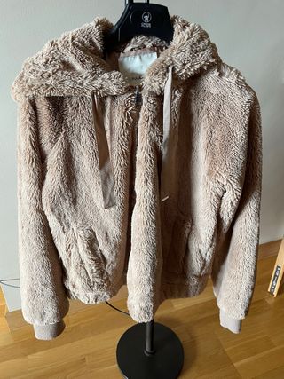 Chaqueta peluche Bershka beige mujer