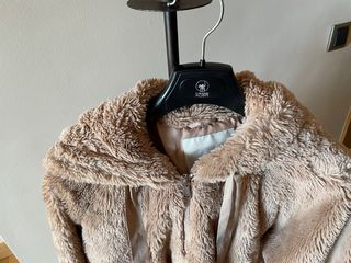 Chaqueta peluche Bershka beige mujer