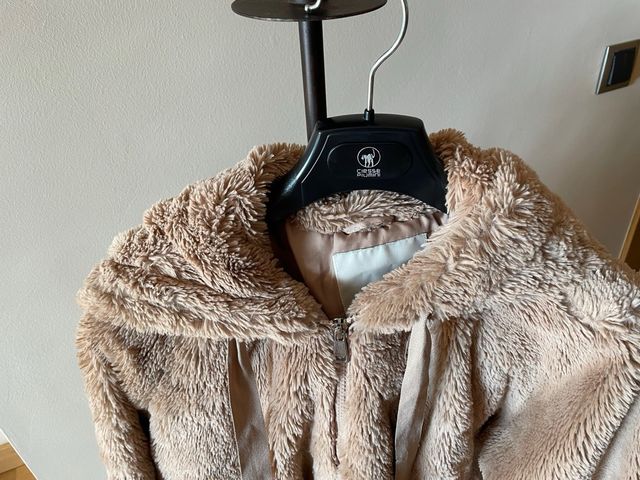 Chaqueta peluche Bershka beige mujer