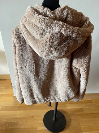 Chaqueta peluche Bershka beige mujer