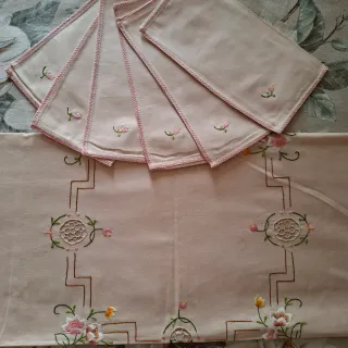 Tovaglietta da tè ricamata + 6 tovaglioli