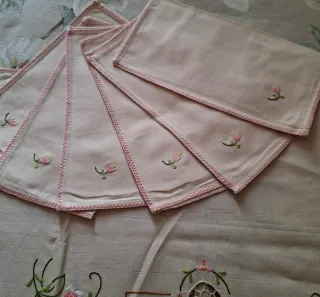 Tovaglietta da tè ricamata + 6 tovaglioli