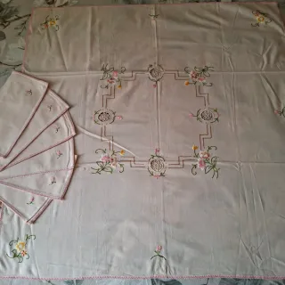 Tovaglietta da tè ricamata + 6 tovaglioli