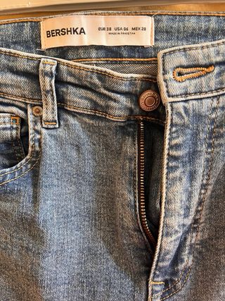 Pantalones vaqueros campana Bershka