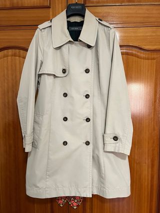 Gabardina beige no tiene cinturón