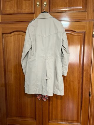 Gabardina beige no tiene cinturón
