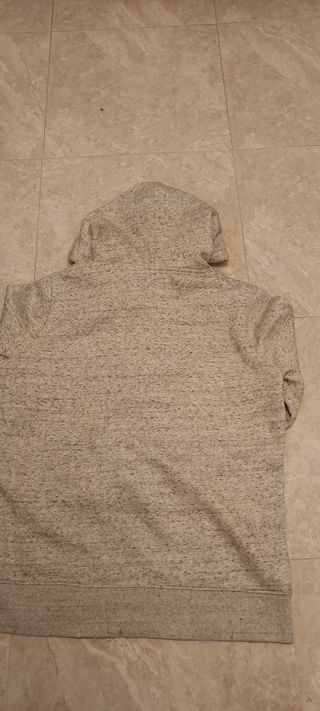 Sudadera Hollister Gris con Logo Rojo