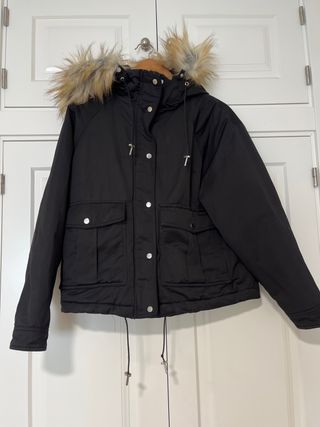 Abrigo Pull and Bear negro con capucha de pelo