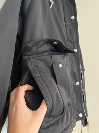 Abrigo Pull and Bear negro con capucha de pelo