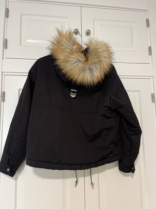 Abrigo Pull and Bear negro con capucha de pelo