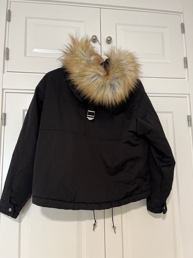 Abrigo Pull and Bear negro con capucha de pelo