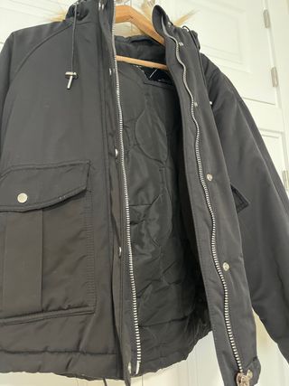 Abrigo Pull and Bear negro con capucha de pelo