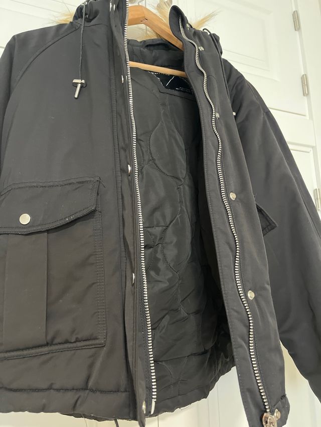 Abrigo Pull and Bear negro con capucha de pelo