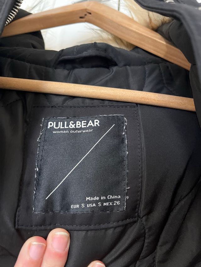 Abrigo Pull and Bear negro con capucha de pelo