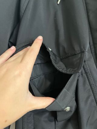 Abrigo Pull and Bear negro con capucha de pelo