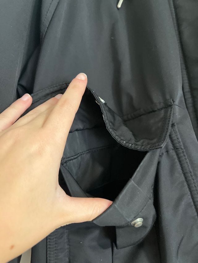 Abrigo Pull and Bear negro con capucha de pelo