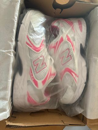 Zapatillas New Balance rosas y blancas