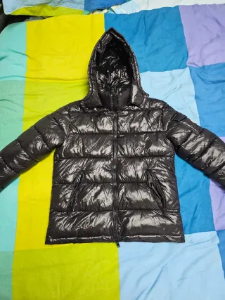 Chaqueta acolchada negra con capucha