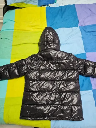 Chaqueta acolchada negra con capucha