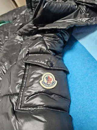 Chaqueta acolchada negra con capucha