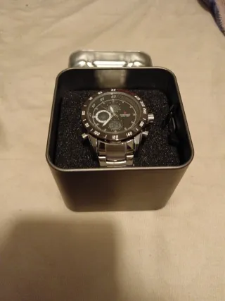 Reloj de pulsera plateado y negro